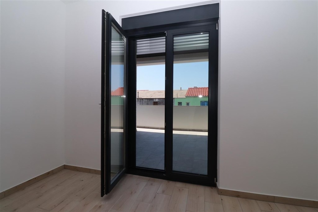 novy-apartman-se-stresni-terasou-blizko-more-vodice-chorvatsko