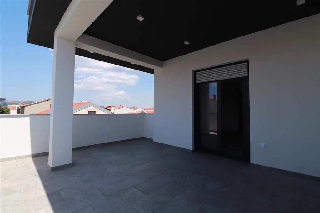 novy-apartman-se-stresni-terasou-blizko-more-vodice-chorvatsko