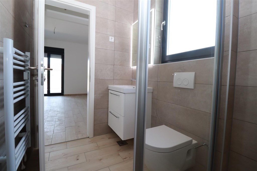 novy-apartman-se-stresni-terasou-blizko-more-vodice-chorvatsko