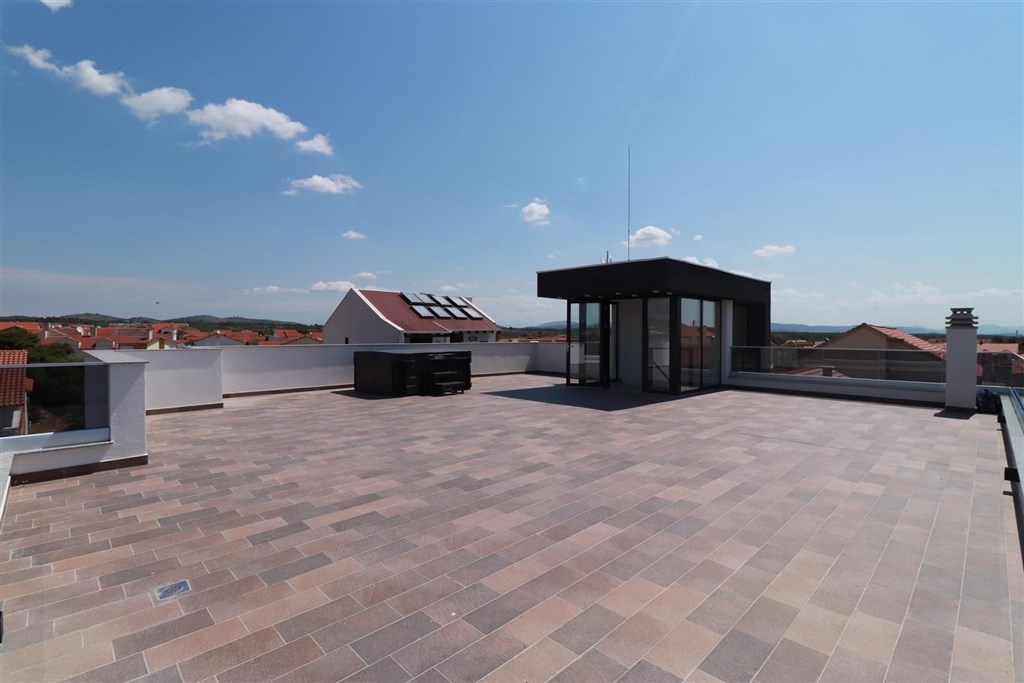 novy-apartman-se-stresni-terasou-blizko-more-vodice-chorvatsko