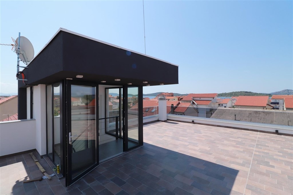 novy-apartman-se-stresni-terasou-blizko-more-vodice-chorvatsko