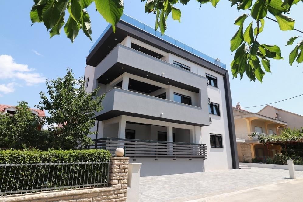 novy-apartman-se-stresni-terasou-blizko-more-vodice-chorvatsko