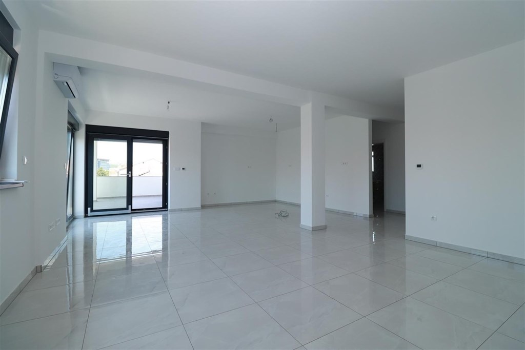 novy-apartman-se-stresni-terasou-blizko-more-vodice-chorvatsko