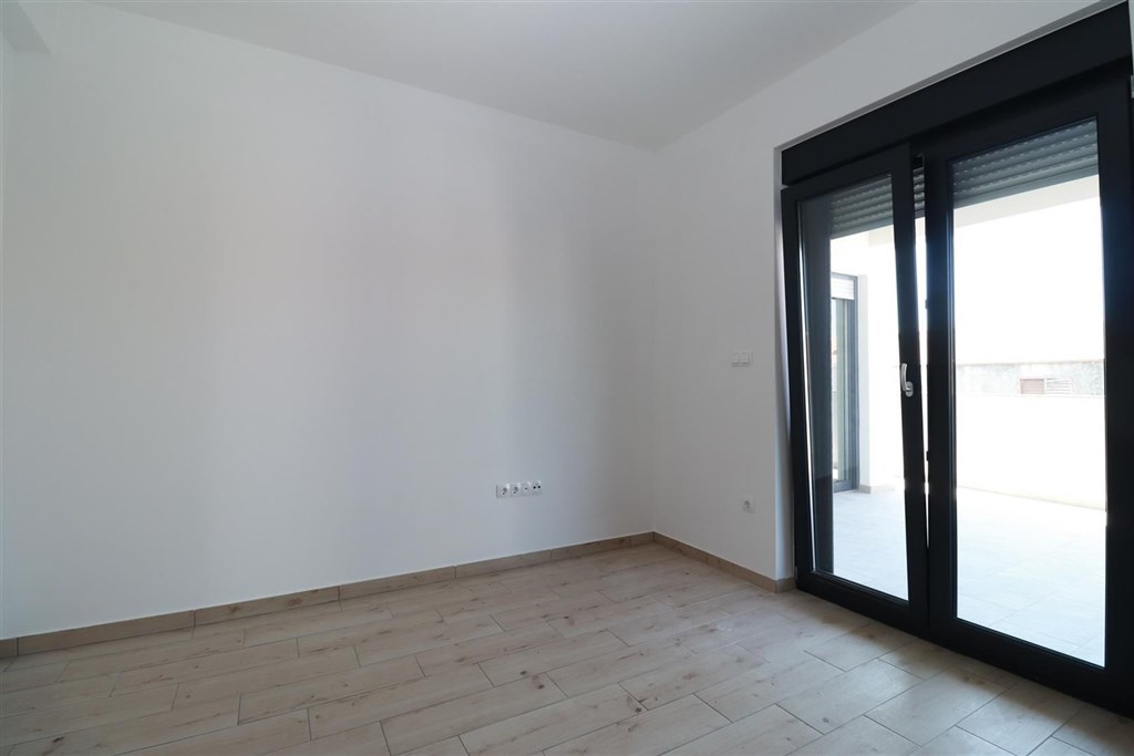 novy-apartman-se-stresni-terasou-blizko-more-vodice-chorvatsko