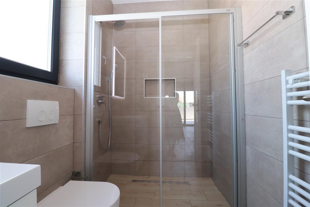 novy-apartman-se-stresni-terasou-blizko-more-vodice-chorvatsko