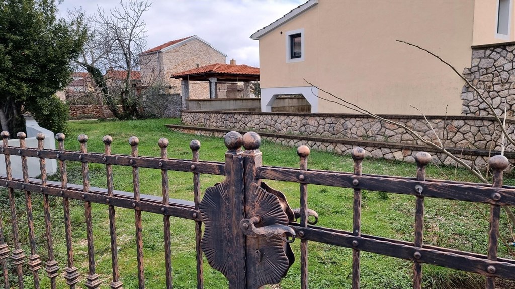 na-prodej-rustikalni-kamenny-dum-s-bazenem-krk-chorvatsko