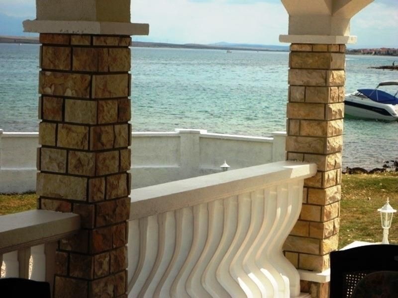 pekny-dum-v-1-rade-od-more-ostrov-vir-chorvatsko