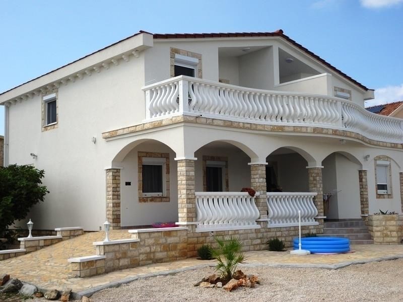 pekny-dum-v-1-rade-od-more-ostrov-vir-chorvatsko