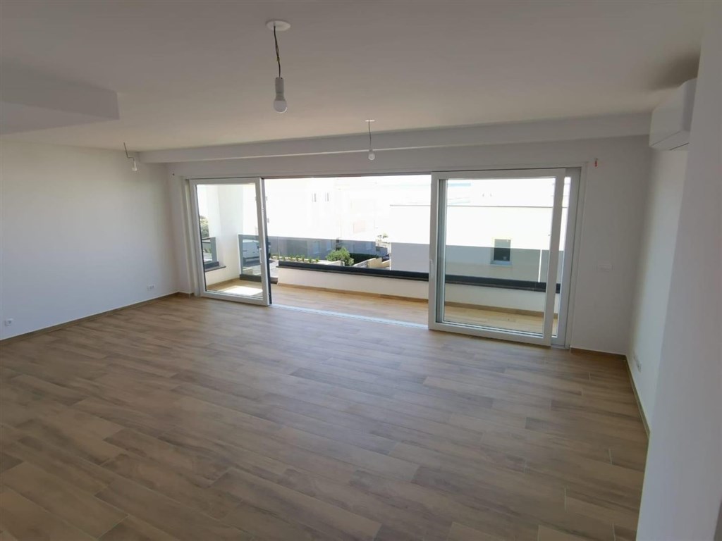 novy-luxusni-apartman-s-bazenem-a-vyhledem-na-more-pag-chorvatsko