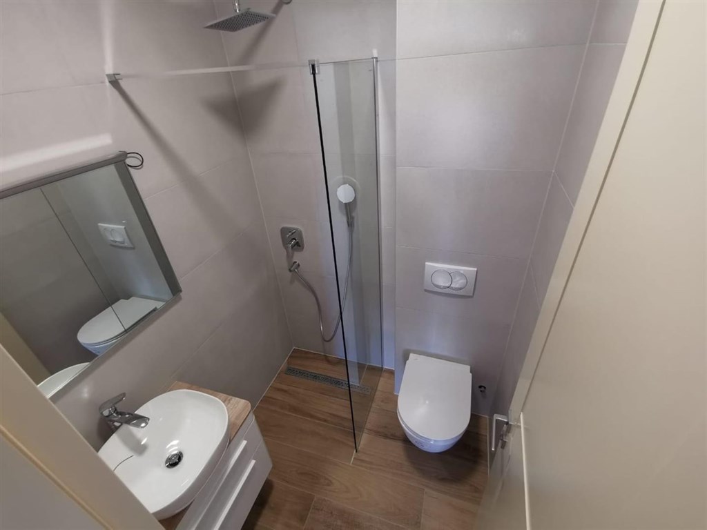 novy-luxusni-apartman-s-bazenem-a-vyhledem-na-more-pag-chorvatsko