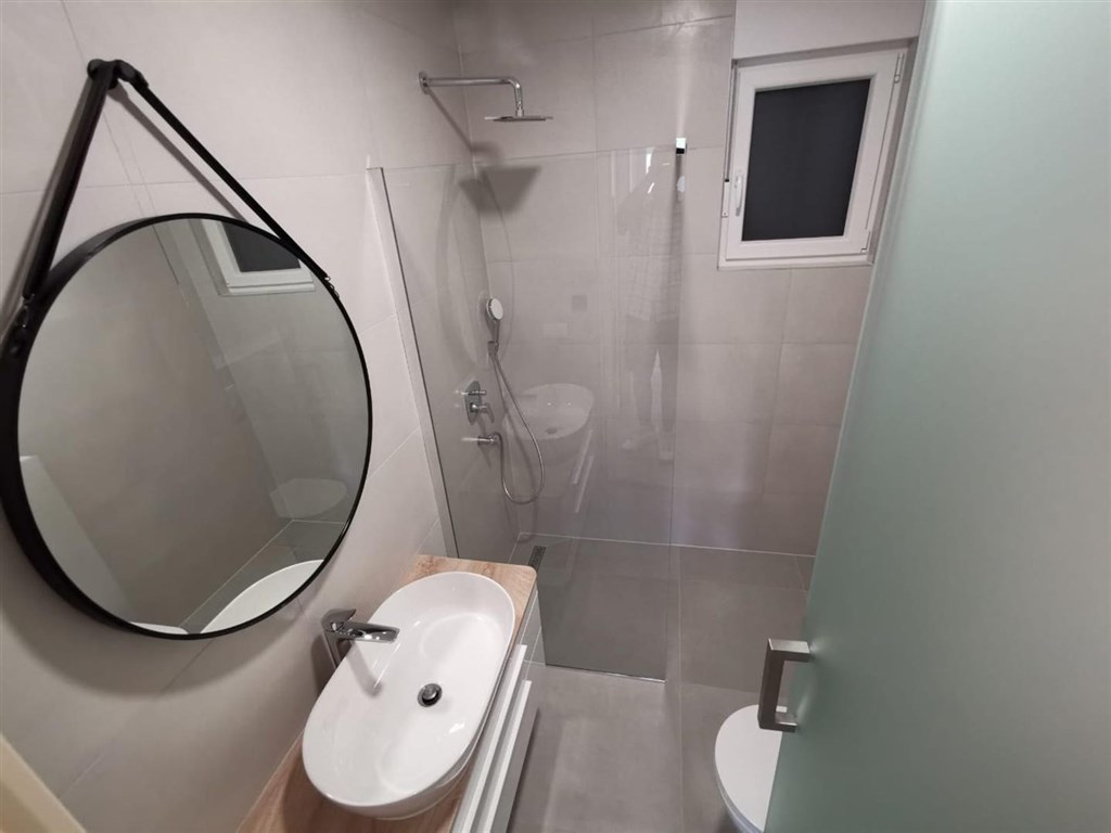 novy-luxusni-apartman-s-bazenem-a-vyhledem-na-more-pag-chorvatsko