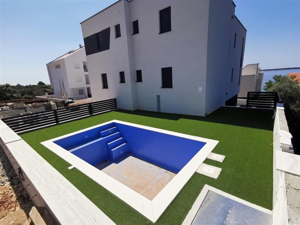 novy-luxusni-apartman-s-bazenem-a-vyhledem-na-more-pag-chorvatsko