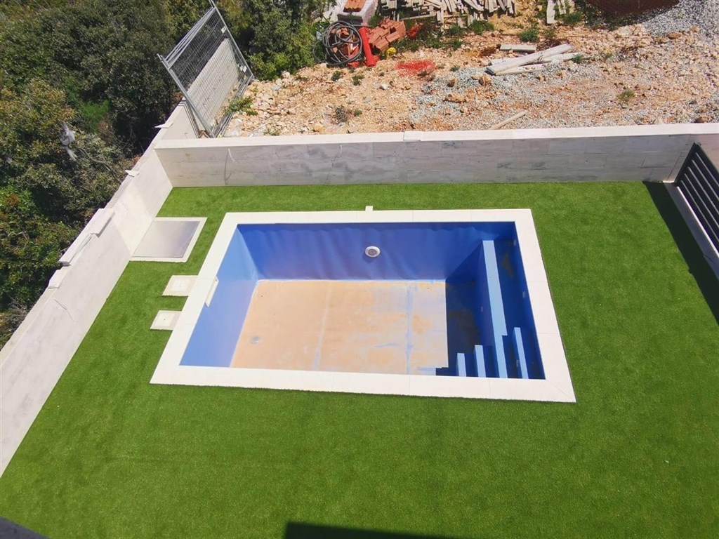 novy-luxusni-apartman-s-bazenem-a-vyhledem-na-more-pag-chorvatsko