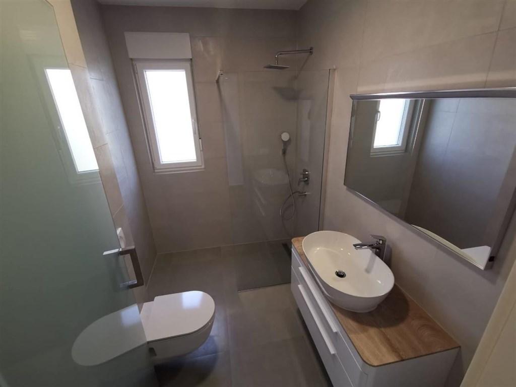 novy-luxusni-apartman-s-bazenem-a-vyhledem-na-more-pag-chorvatsko