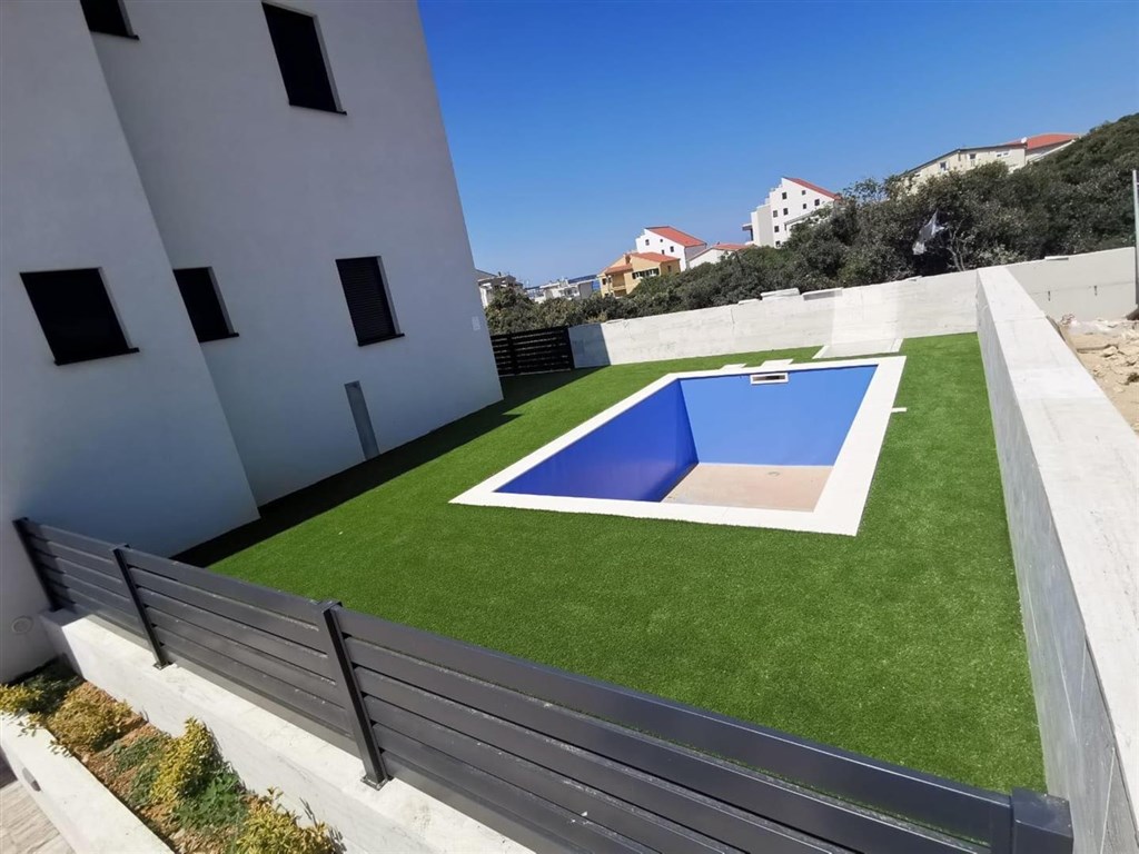novy-luxusni-apartman-s-bazenem-a-vyhledem-na-more-pag-chorvatsko
