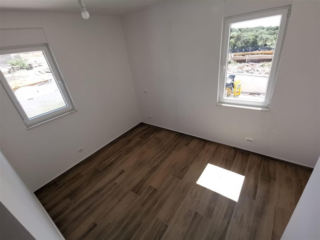 novy-luxusni-apartman-s-bazenem-a-vyhledem-na-more-pag-chorvatsko