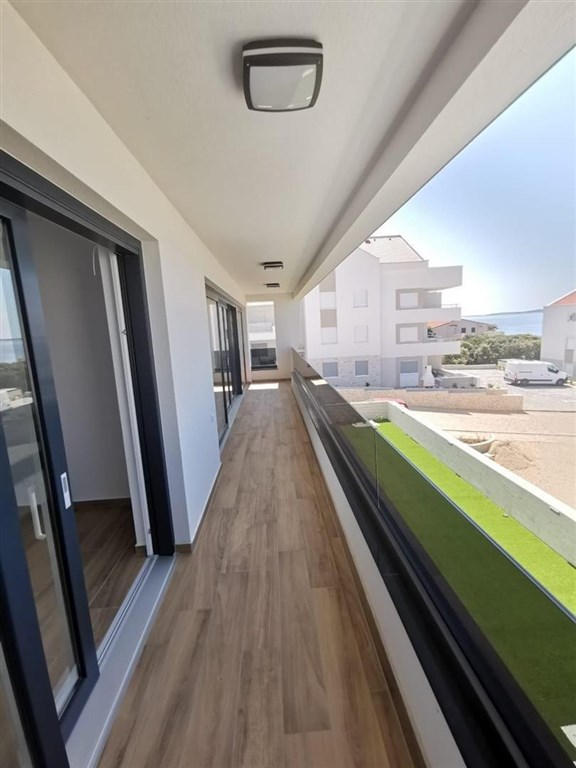 novy-luxusni-apartman-s-bazenem-a-vyhledem-na-more-pag-chorvatsko