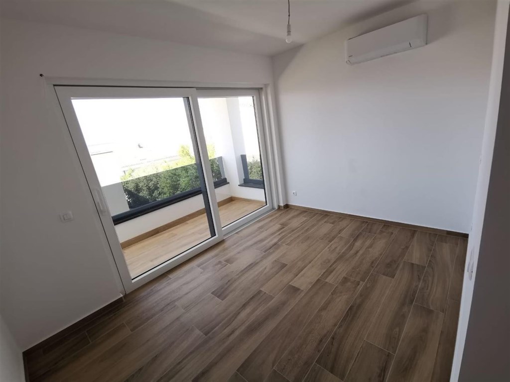 novy-luxusni-apartman-s-bazenem-a-vyhledem-na-more-pag-chorvatsko