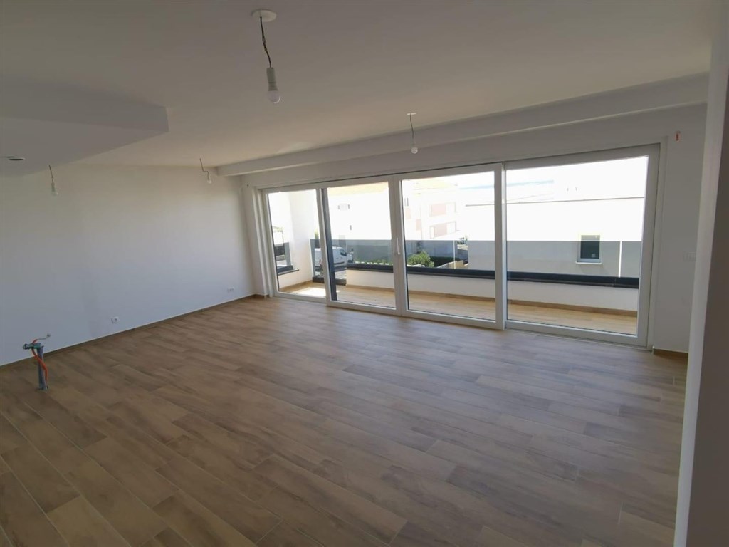 novy-luxusni-apartman-s-bazenem-a-vyhledem-na-more-pag-chorvatsko