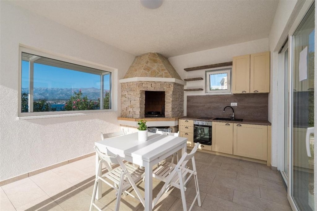 na-prodej-apartmanovy-dum-s-vyhledem-na-more-novigrad-chorvatsko