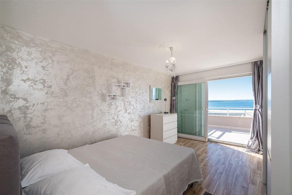 na-prodej-apartmanovy-dum-s-vyhledem-na-more-novigrad-chorvatsko