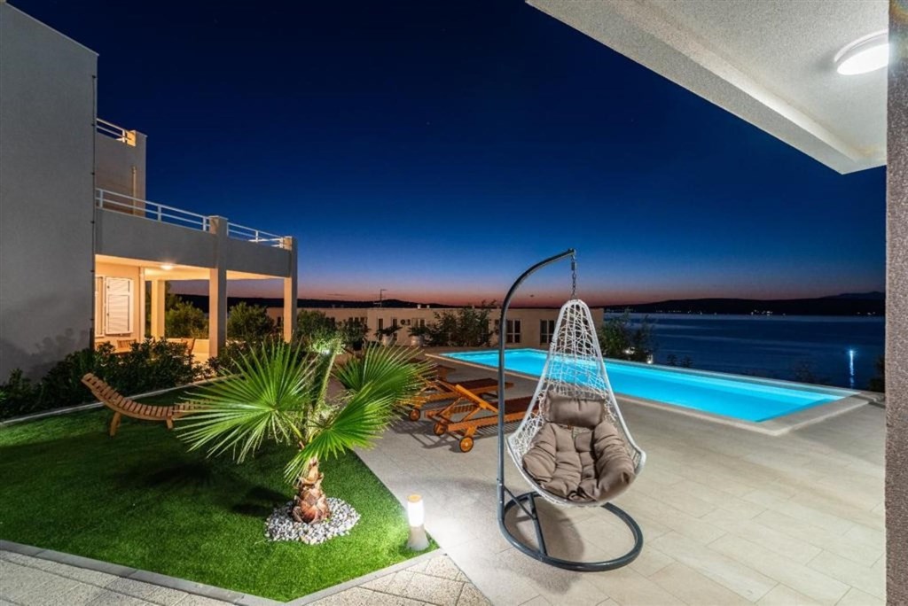 na-prodej-apartmanovy-dum-s-vyhledem-na-more-novigrad-chorvatsko