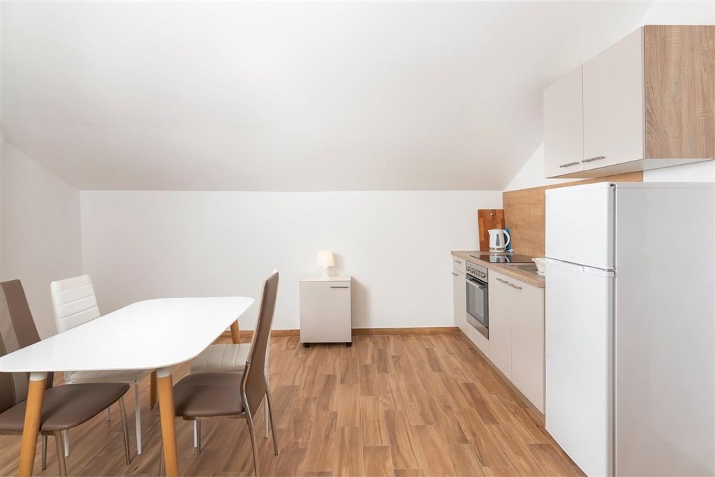 dum-se-2-apartmany-a-vyhledem-na-more-posedarje-chorvatsko