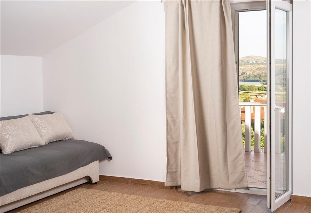 dum-se-2-apartmany-a-vyhledem-na-more-posedarje-chorvatsko