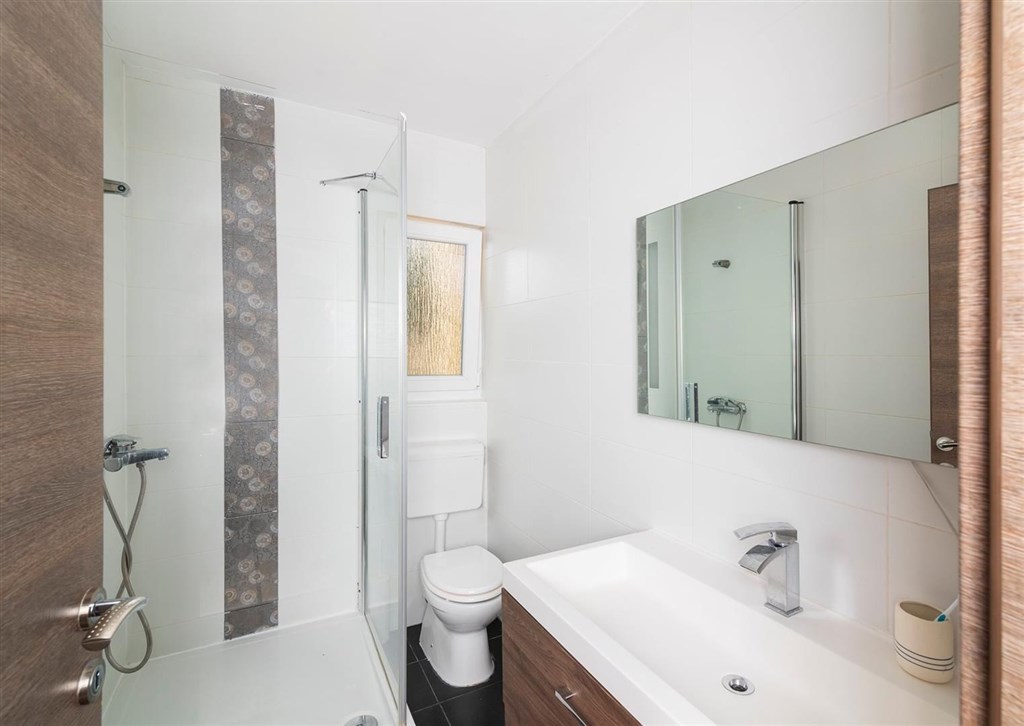 dum-se-2-apartmany-a-vyhledem-na-more-posedarje-chorvatsko