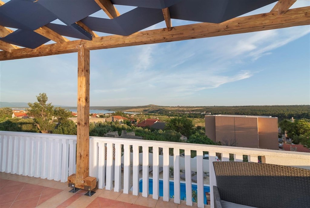 dum-se-2-apartmany-a-vyhledem-na-more-posedarje-chorvatsko