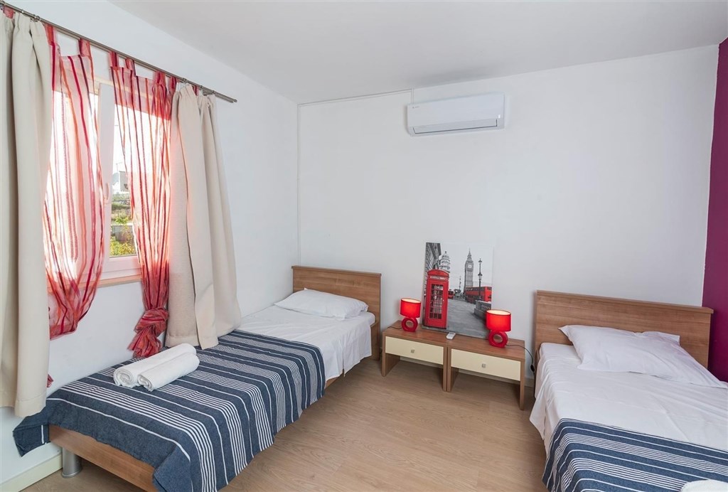 dum-se-2-apartmany-a-vyhledem-na-more-posedarje-chorvatsko