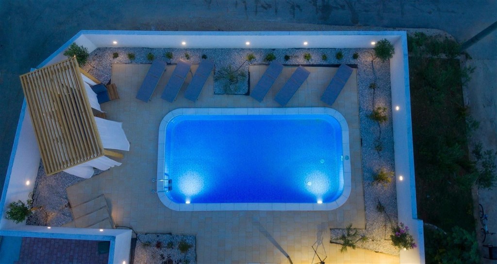 dum-se-2-apartmany-a-vyhledem-na-more-posedarje-chorvatsko