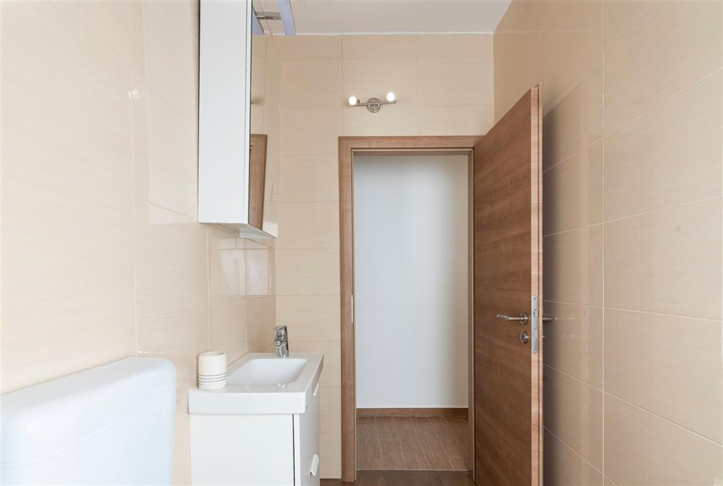 dum-se-2-apartmany-a-vyhledem-na-more-posedarje-chorvatsko