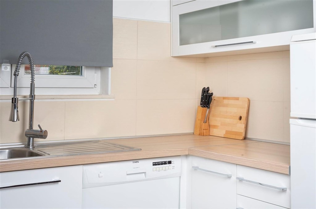 dum-se-2-apartmany-a-vyhledem-na-more-posedarje-chorvatsko