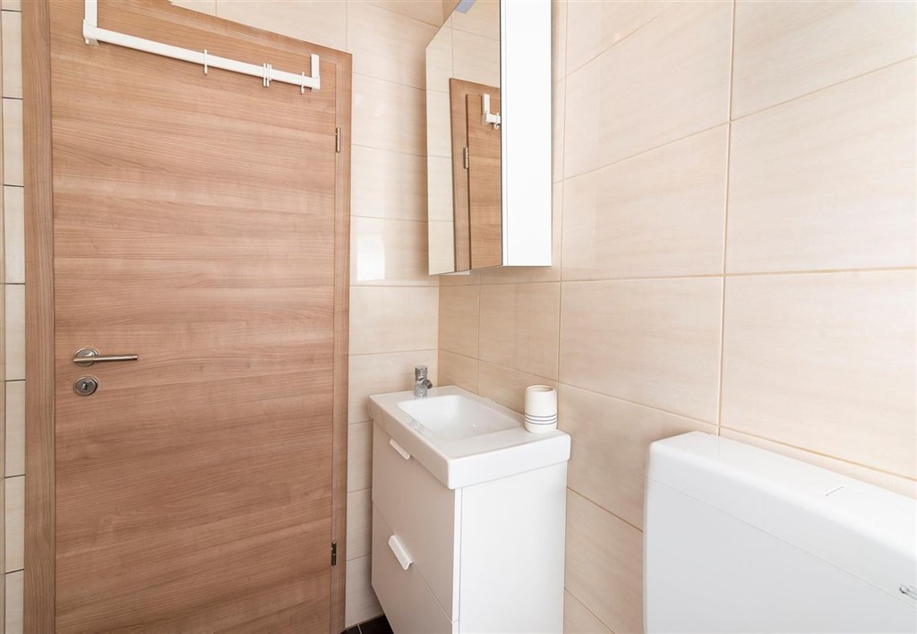 dum-se-2-apartmany-a-vyhledem-na-more-posedarje-chorvatsko