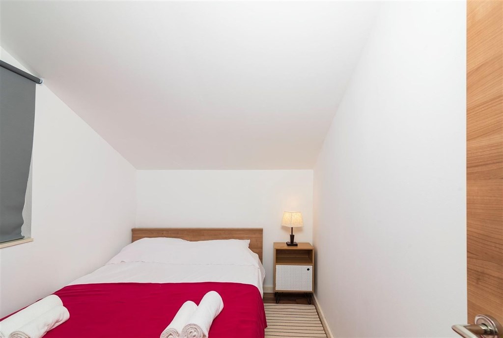 dum-se-2-apartmany-a-vyhledem-na-more-posedarje-chorvatsko