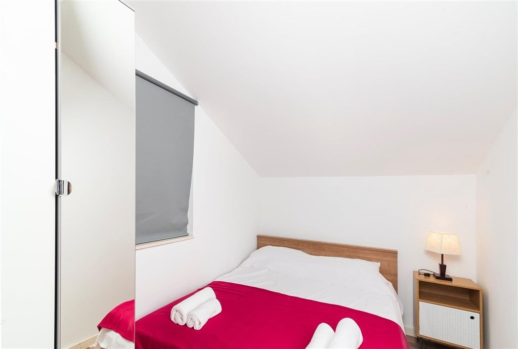 dum-se-2-apartmany-a-vyhledem-na-more-posedarje-chorvatsko