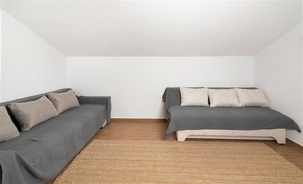 dum-se-2-apartmany-a-vyhledem-na-more-posedarje-chorvatsko