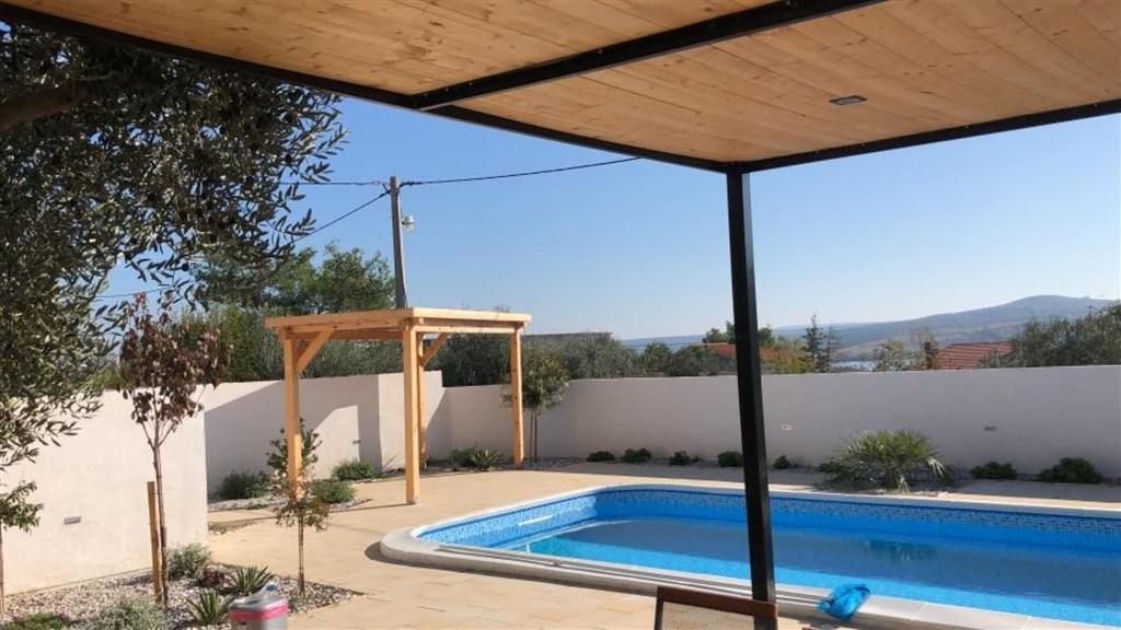 dum-se-2-apartmany-a-vyhledem-na-more-posedarje-chorvatsko