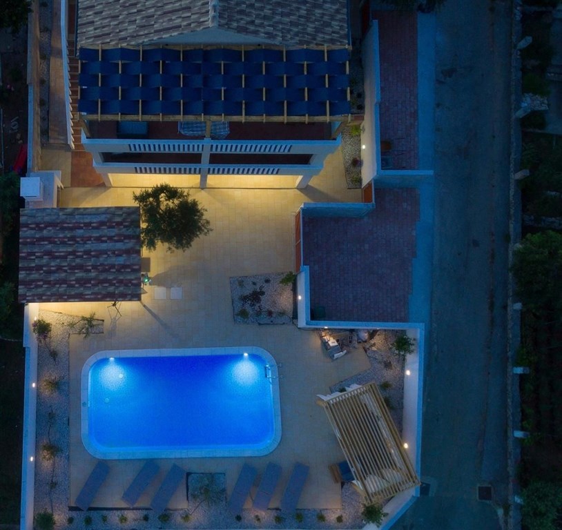 dum-se-2-apartmany-a-vyhledem-na-more-posedarje-chorvatsko