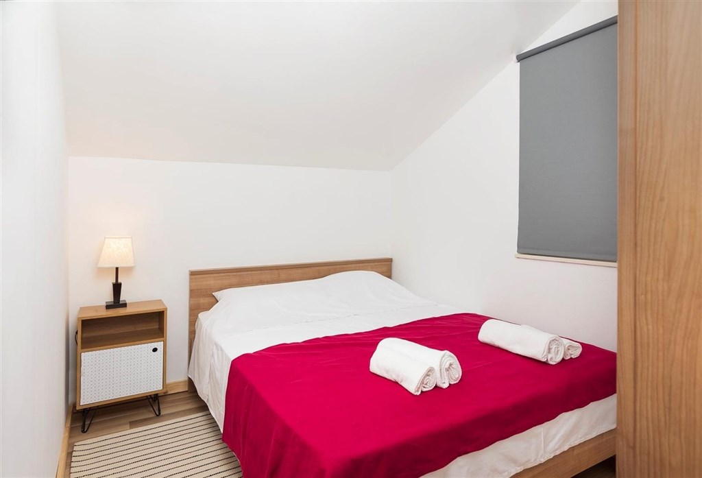 dum-se-2-apartmany-a-vyhledem-na-more-posedarje-chorvatsko