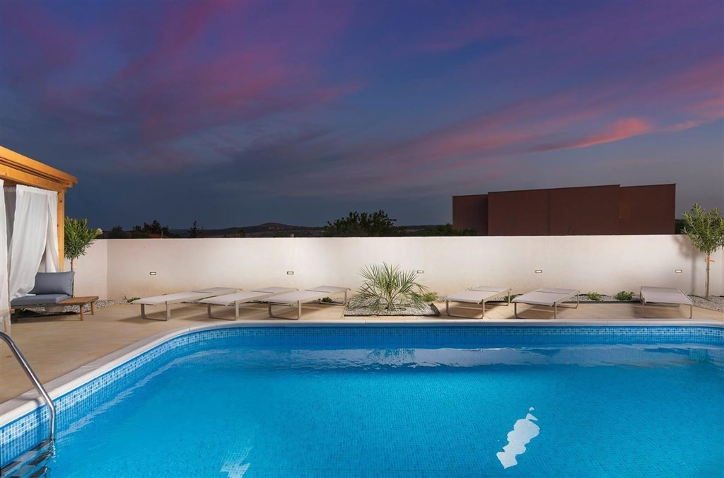 dum-se-2-apartmany-a-vyhledem-na-more-posedarje-chorvatsko