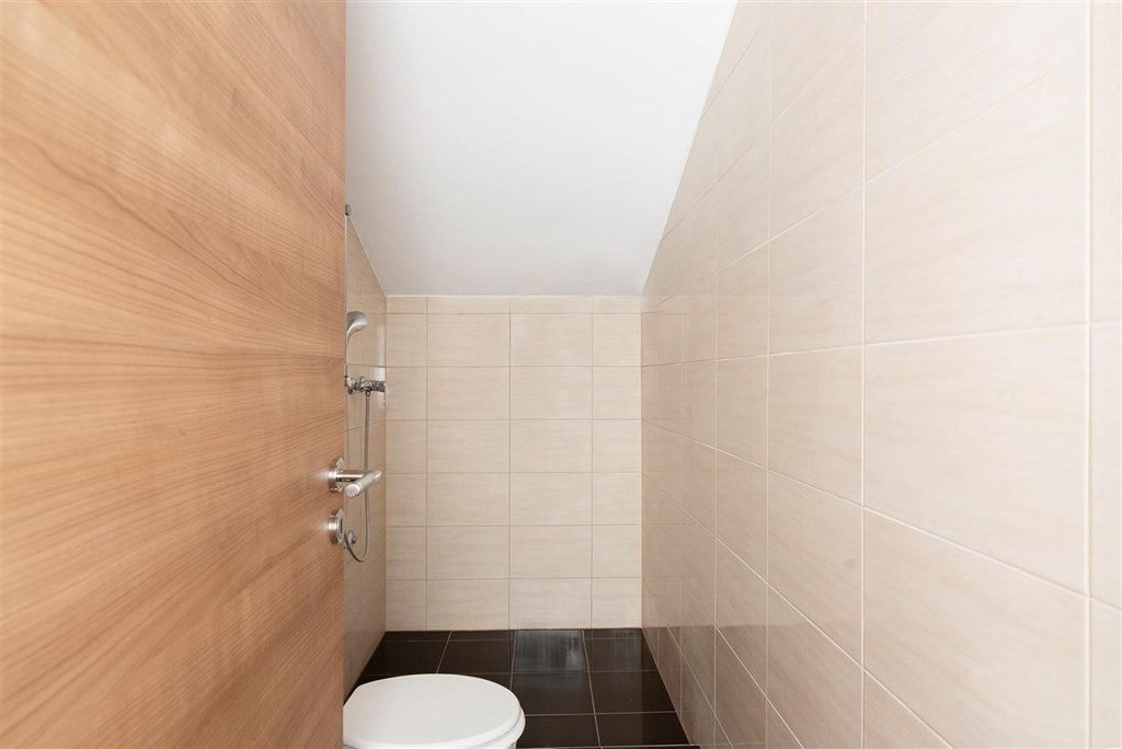 dum-se-2-apartmany-a-vyhledem-na-more-posedarje-chorvatsko