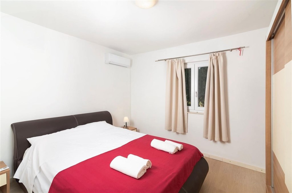 dum-se-2-apartmany-a-vyhledem-na-more-posedarje-chorvatsko