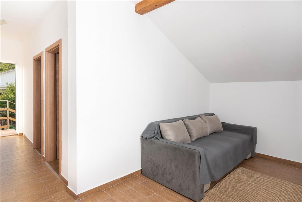 dum-se-2-apartmany-a-vyhledem-na-more-posedarje-chorvatsko