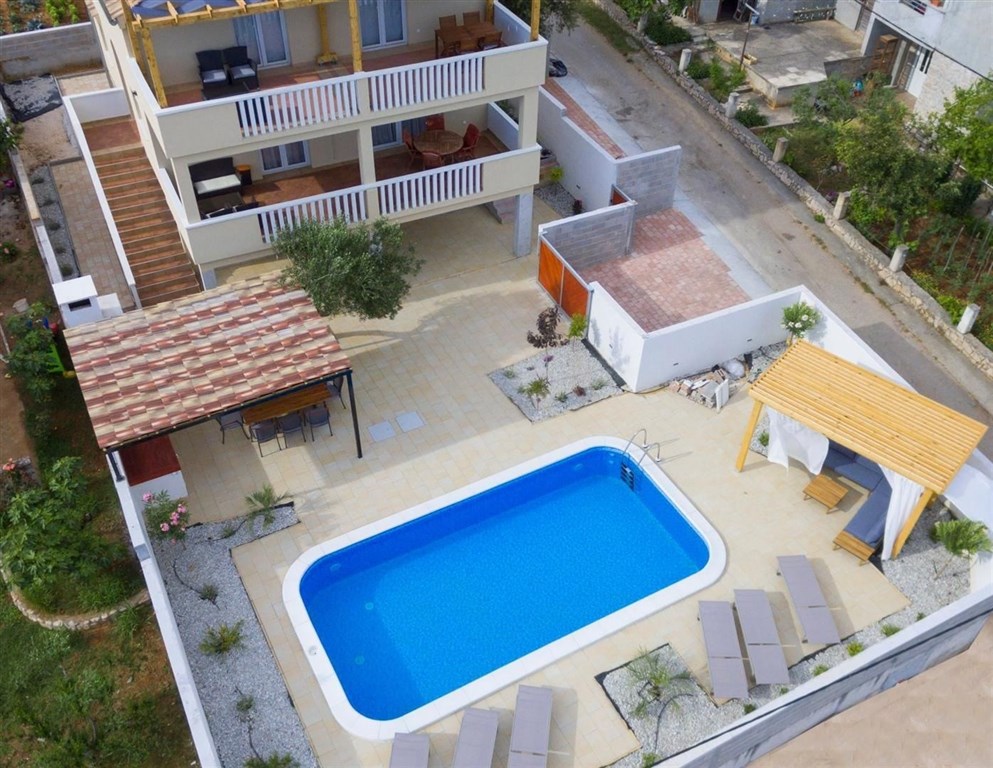 dum-se-2-apartmany-a-vyhledem-na-more-posedarje-chorvatsko