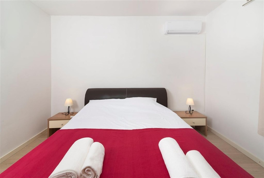 dum-se-2-apartmany-a-vyhledem-na-more-posedarje-chorvatsko