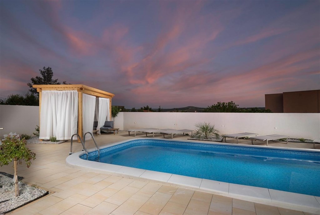 dum-se-2-apartmany-a-vyhledem-na-more-posedarje-chorvatsko