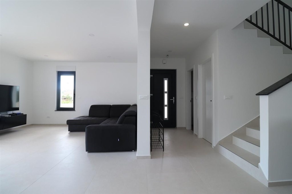 novy-atraktivni-radovy-dum-s-bazenem-vodice-chorvatsko