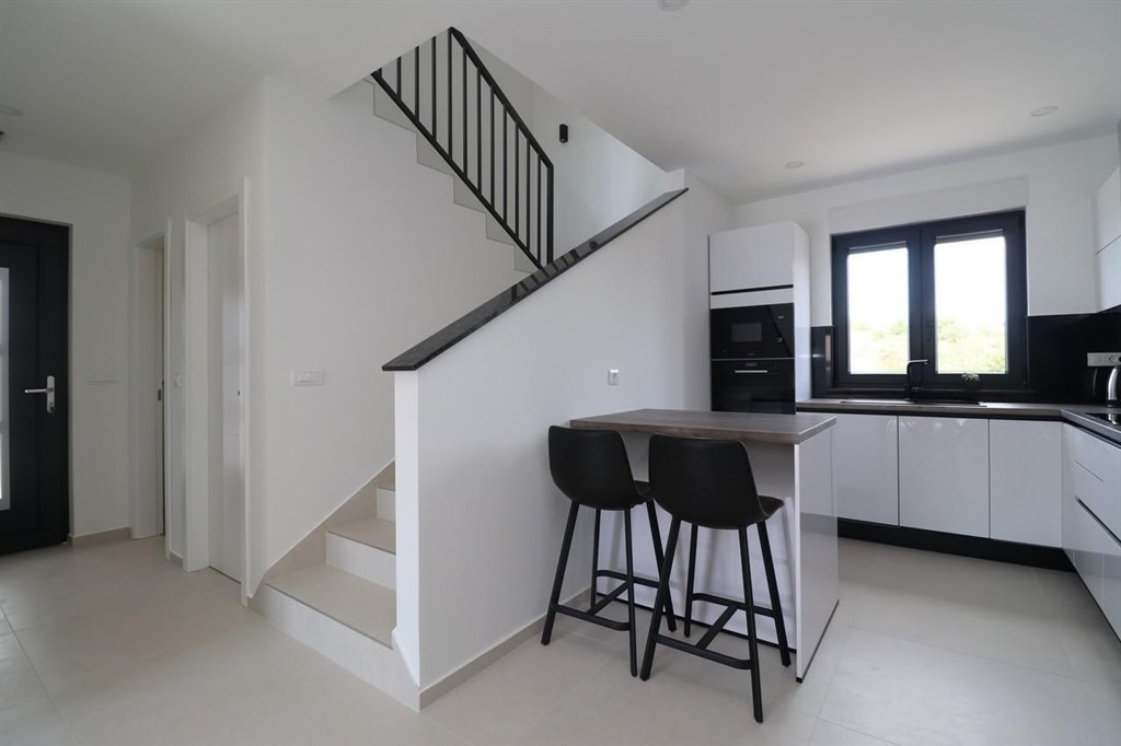 novy-atraktivni-radovy-dum-s-bazenem-vodice-chorvatsko